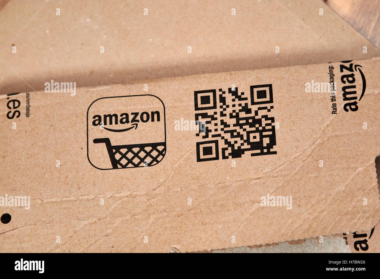 Amazon Karton Mailer mit QR-code Stockfoto