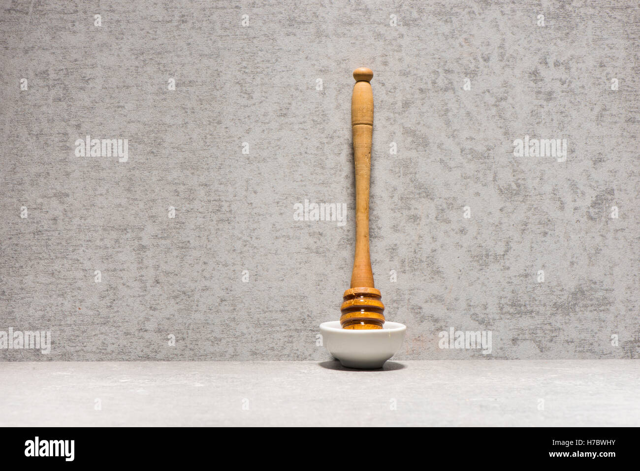 Hölzerne Honig Dipper auf Stein Küchentisch. Essen-Stilleben mit Einfachheit. Stockfoto