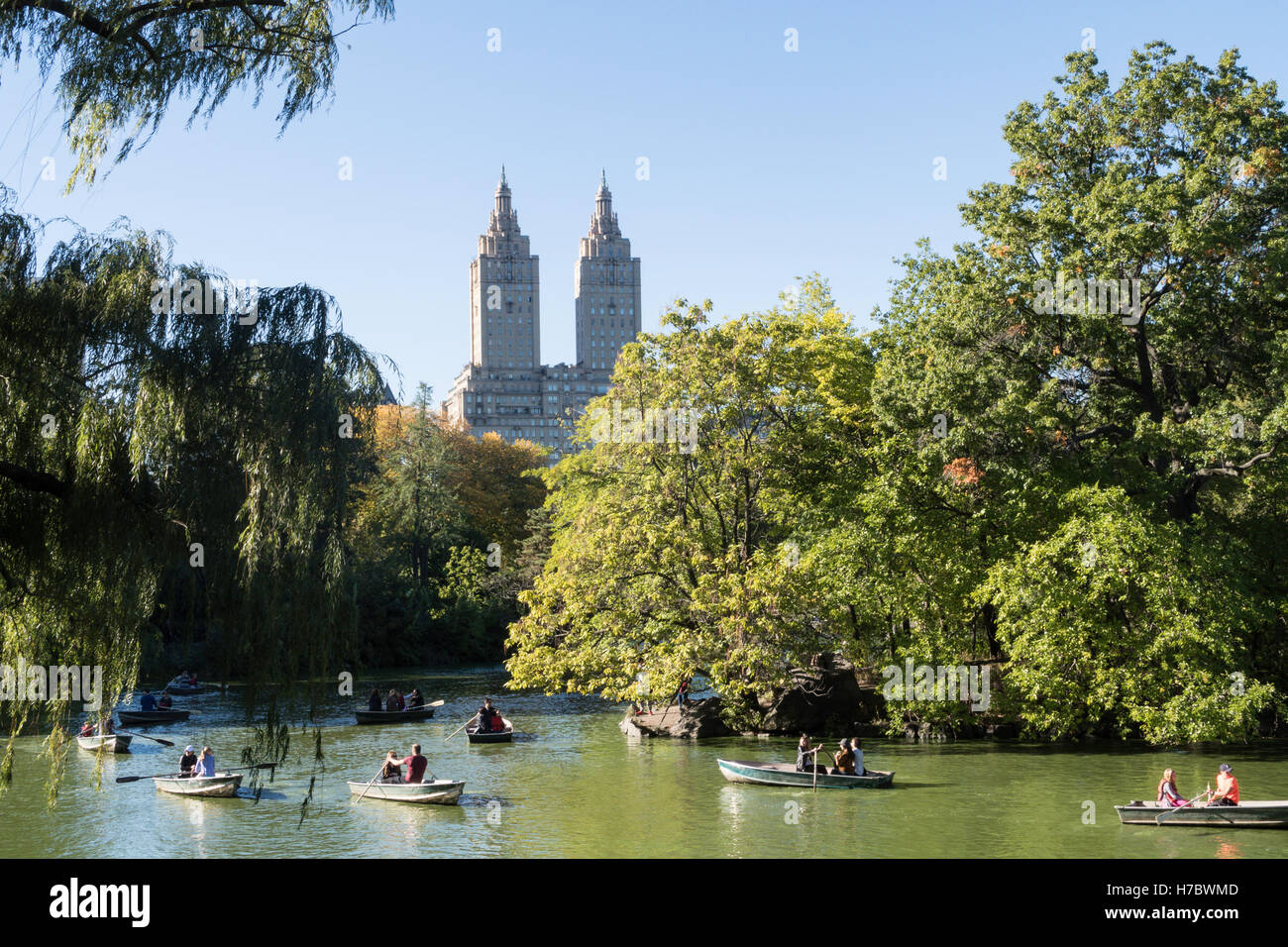 Ruderboote am See mit Skyline im Central Park, New York Stockfoto