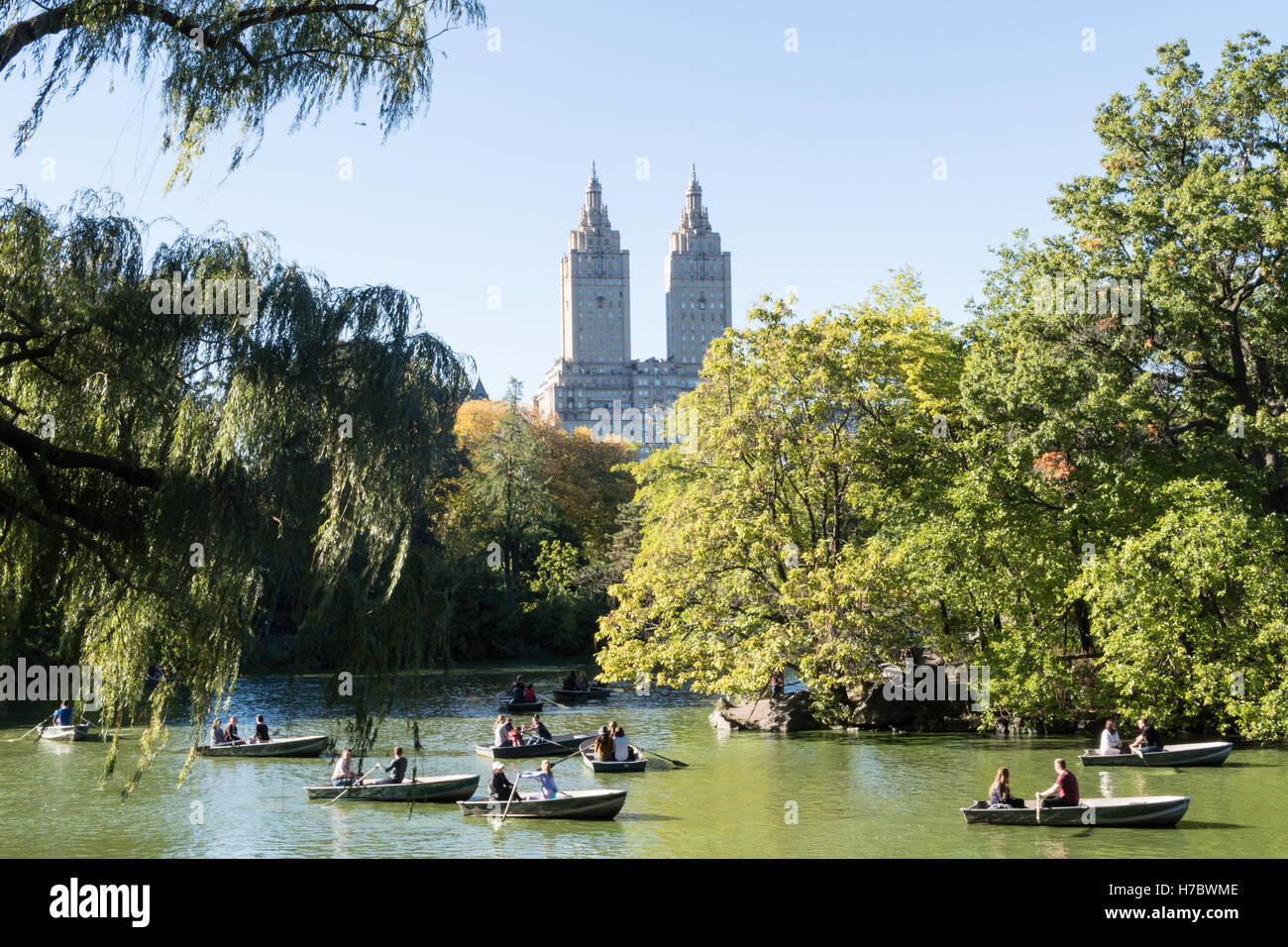 Ruderboote am See mit Skyline im Central Park, New York Stockfoto