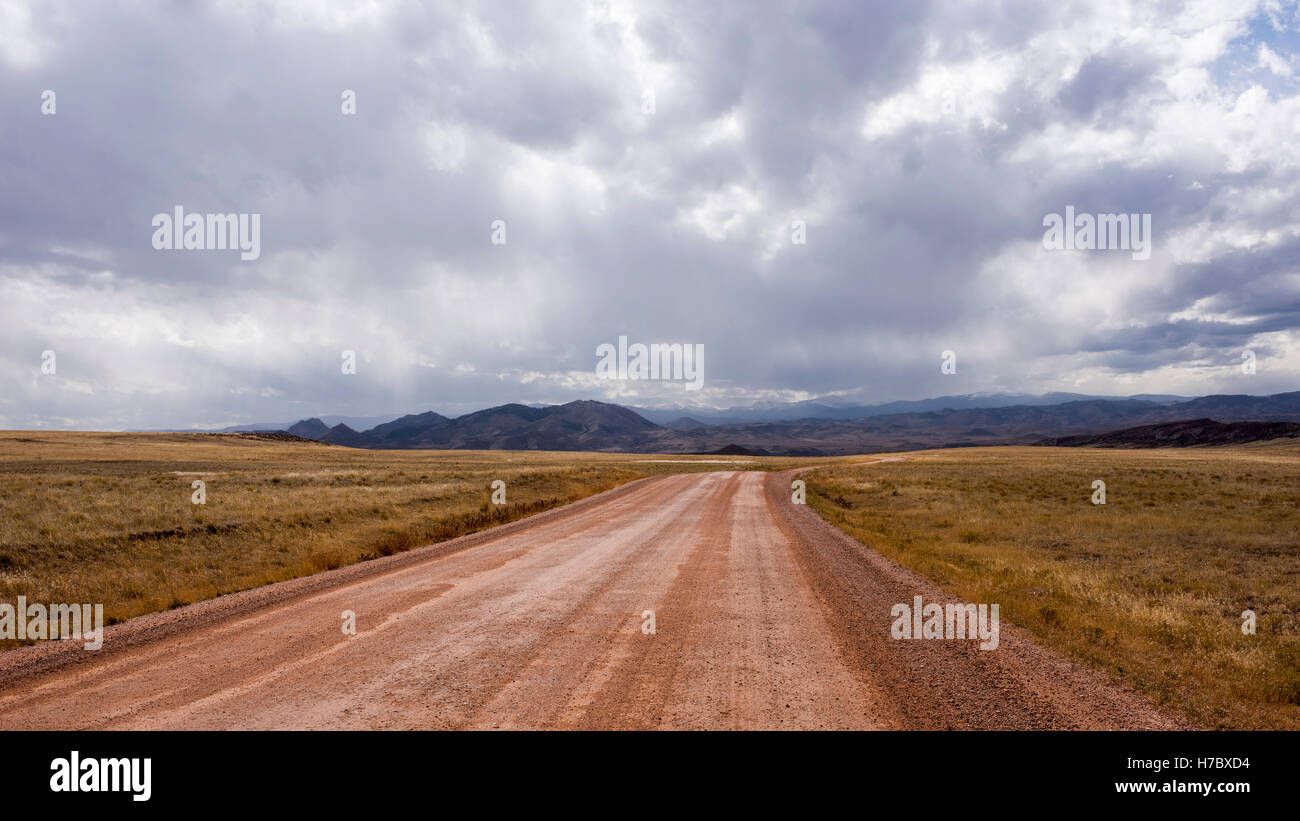 Straße durch das Tal des Colorado mit Bergen im Hintergrund Stockfoto
