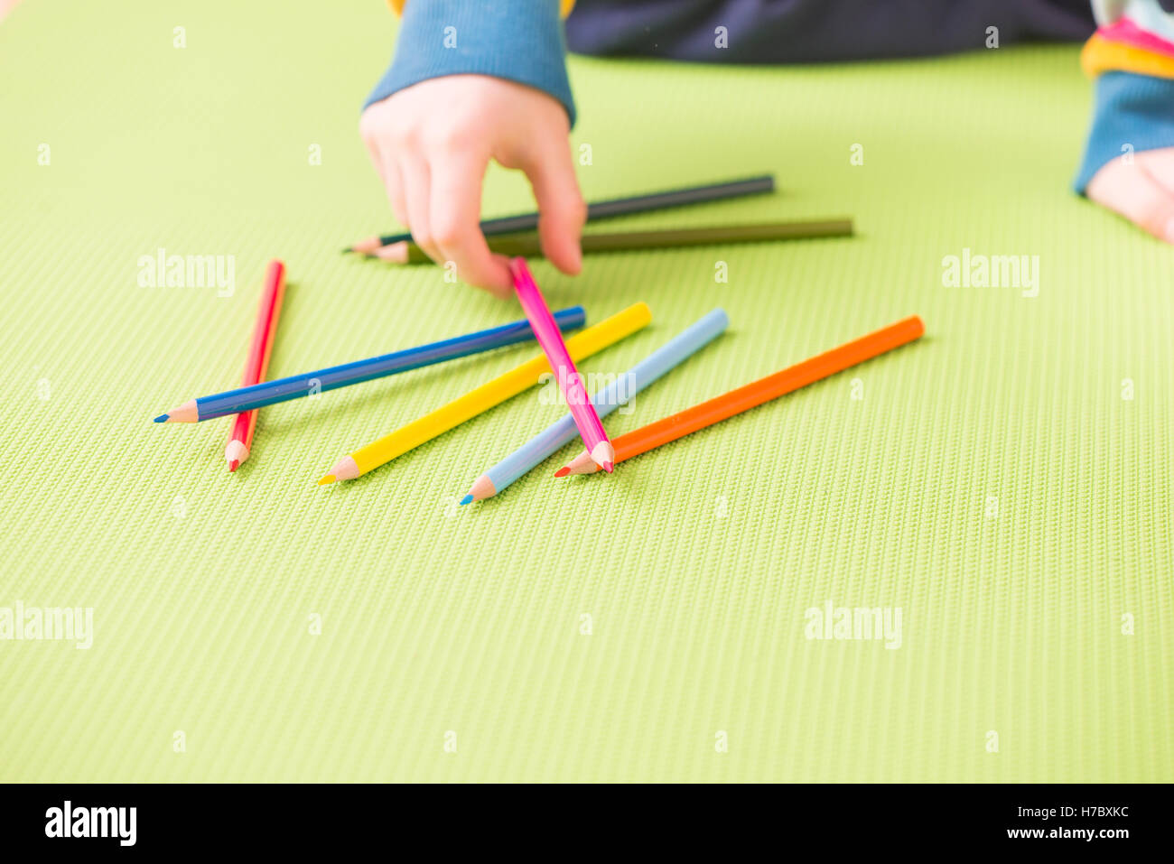 Kind wählen Sie bunte Bleistifte. Konzept der Bildung im Kindesalter Kreativität, Zeichnung und Spaß. Stockfoto