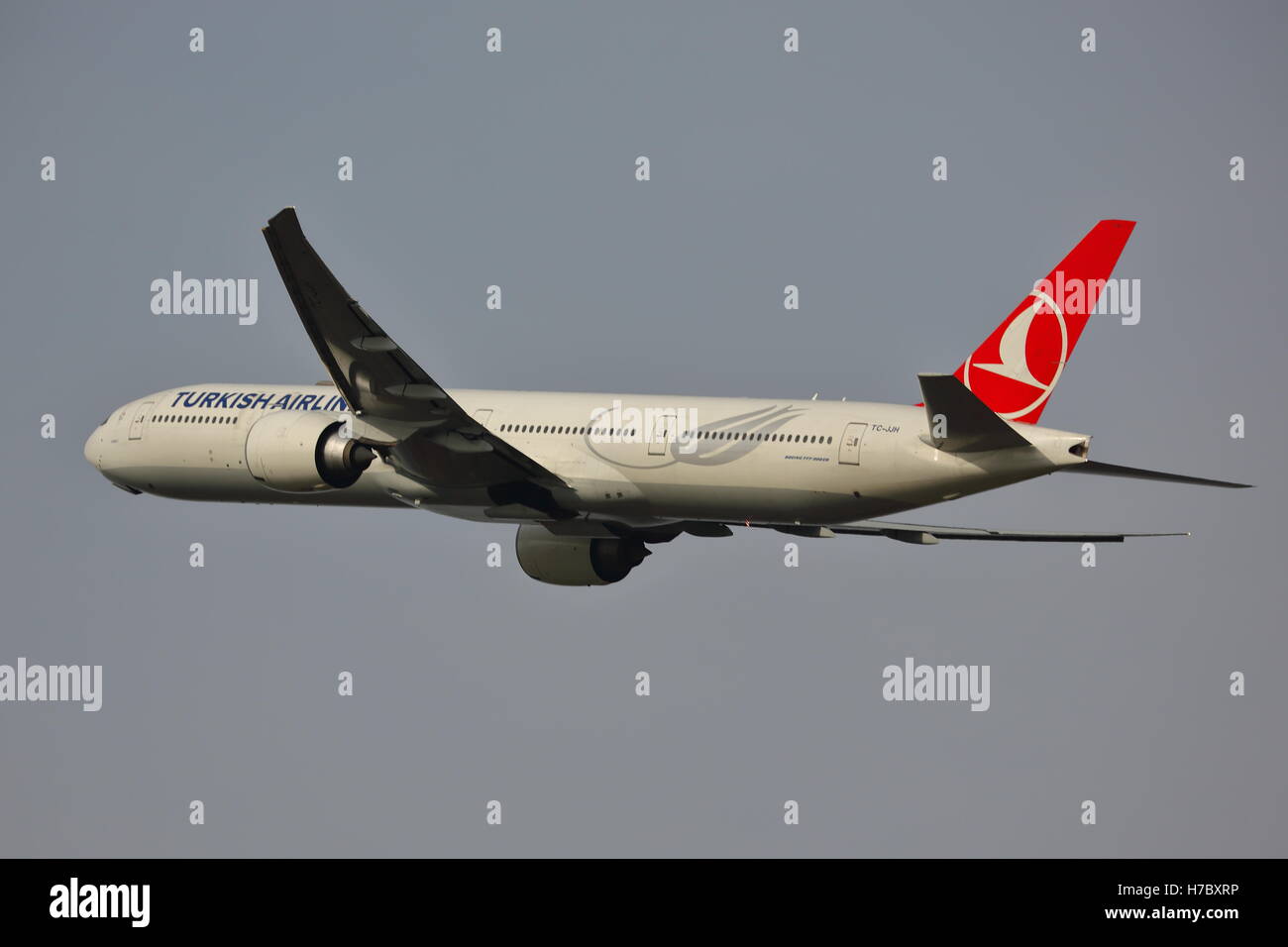 Turkish Airlines Boeing 777-3F2ER TC-JJH ausgehend von London Heathrow Airport, Großbritannien Stockfoto