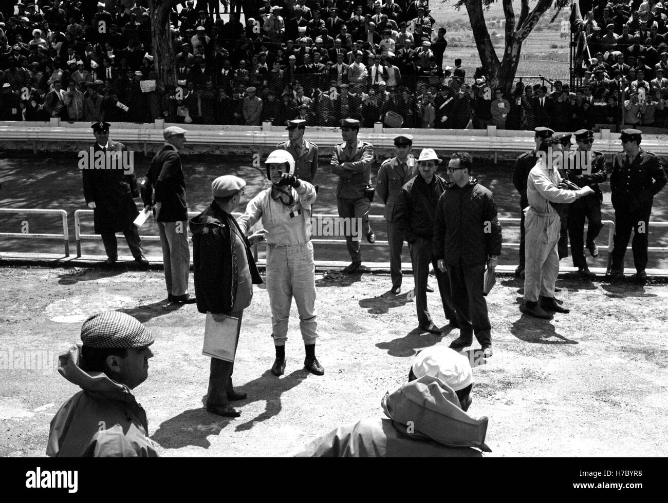 1966 wartet Nino Vaccarella italienischen Motorsport-Fahrer in Gruben Stockfoto