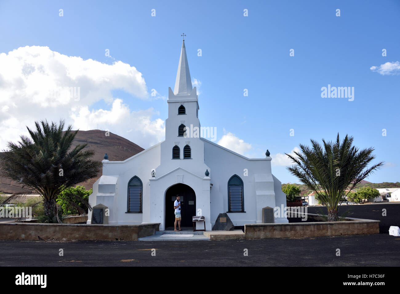 Str. Marys Kirche in Georgetown auf der Insel Ascension mit Cross Hill im Hintergrund Stockfoto