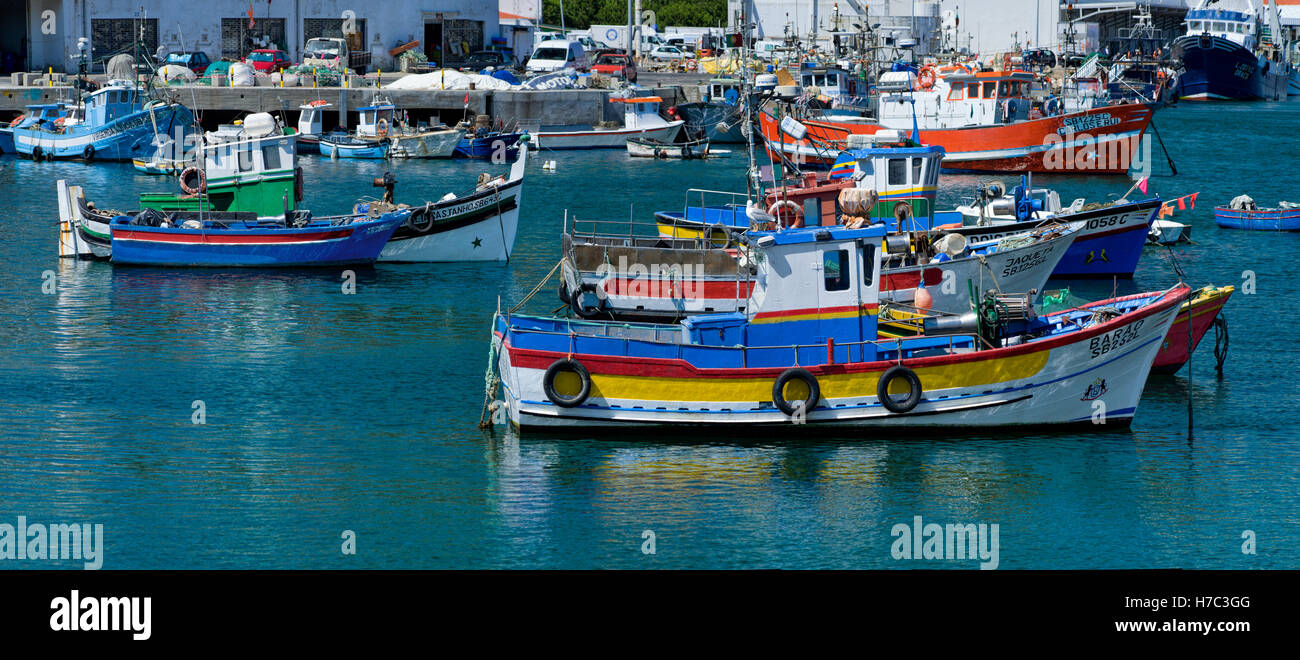 Portugal, Estremadura, Sesimbra, Angelboote/Fischerboote im Hafen Stockfoto