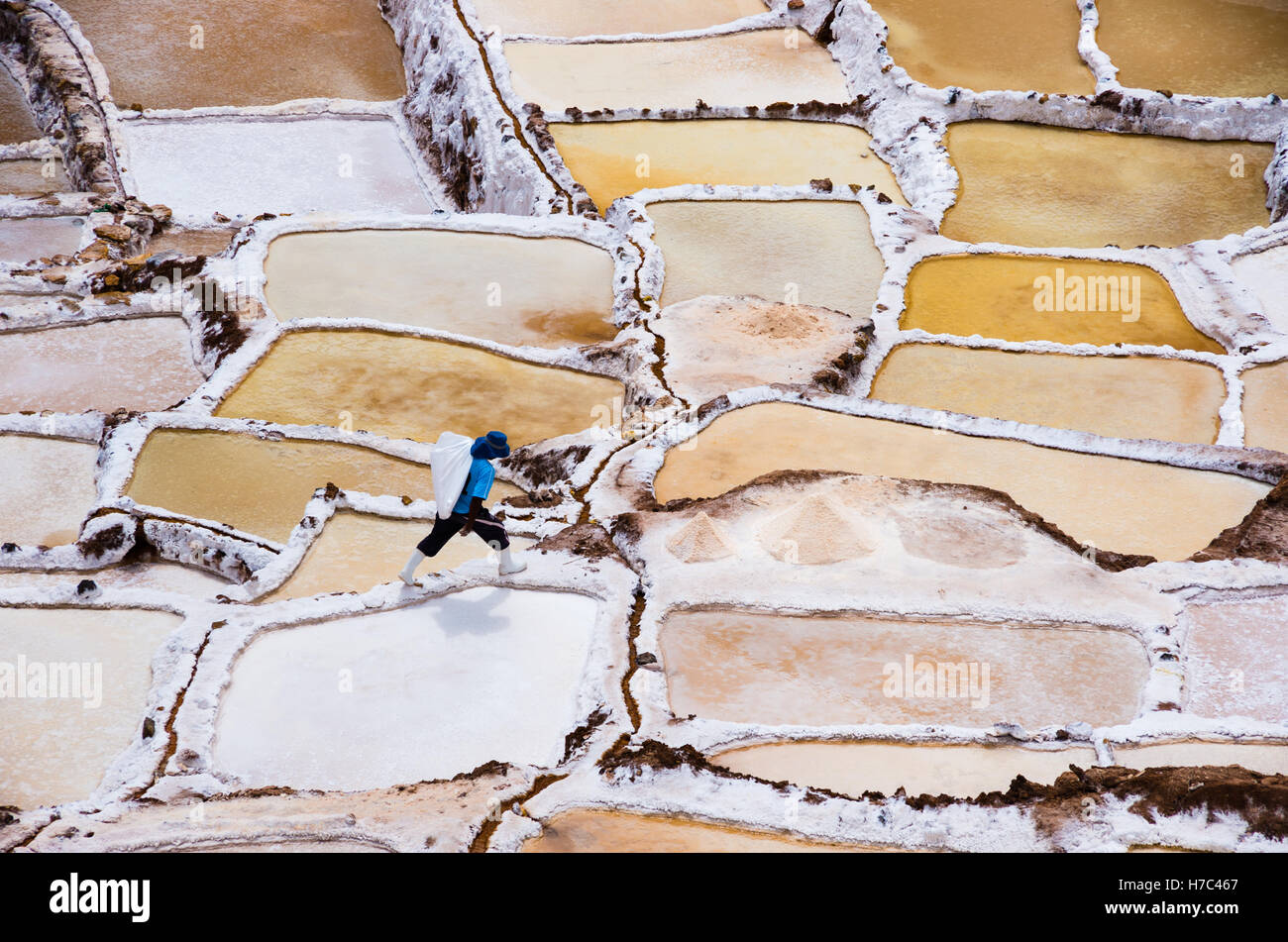 Arbeiter auf Salinas de Maras, Heiliges Tal, Peru, Südamerika. Stockfoto
