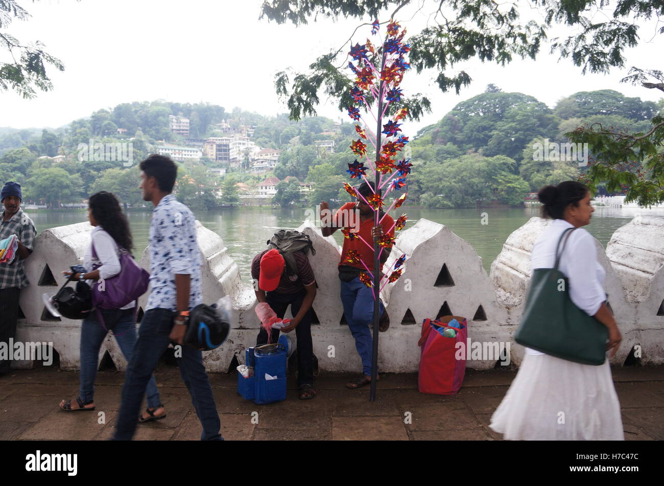 Entlang des Sees in Kandy, Sri Lanka, stehen Deko-Objekte für das Vesak-Festival zu verkaufen zwei Straßenhändler. Stockfoto