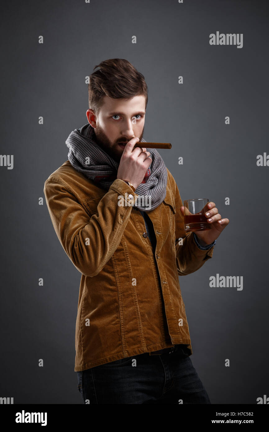 Porträt von eleganten Mann mit Zigarre und whisky Stockfoto