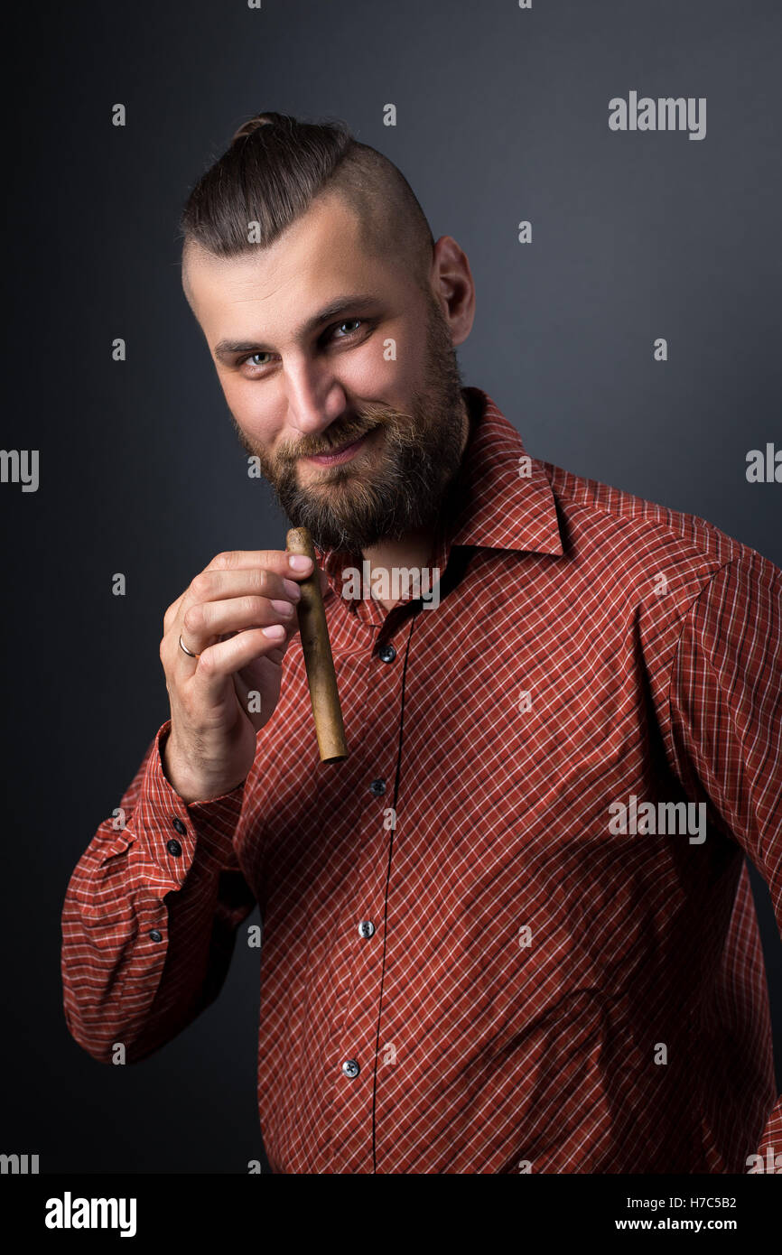 Porträt des Mannes mit Schweif Holding Zigarre Stockfoto