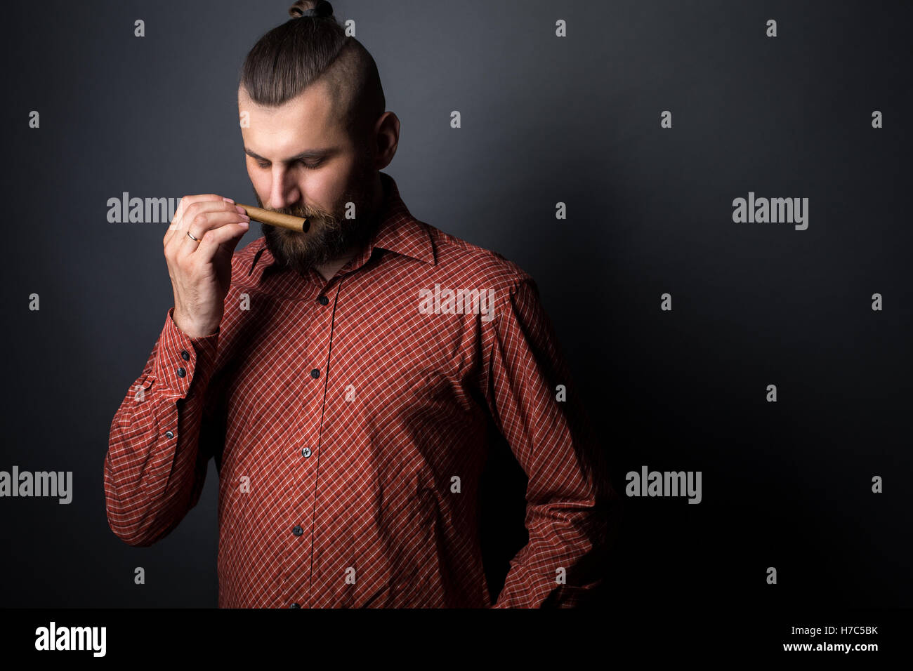Porträt des Mannes mit Schweif Holding Zigarre Stockfoto