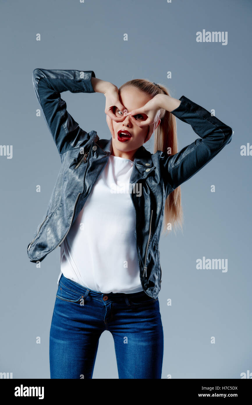 Mode-Modell ziehen ihr Haar in Heck und Blick in die Kamera Stockfoto