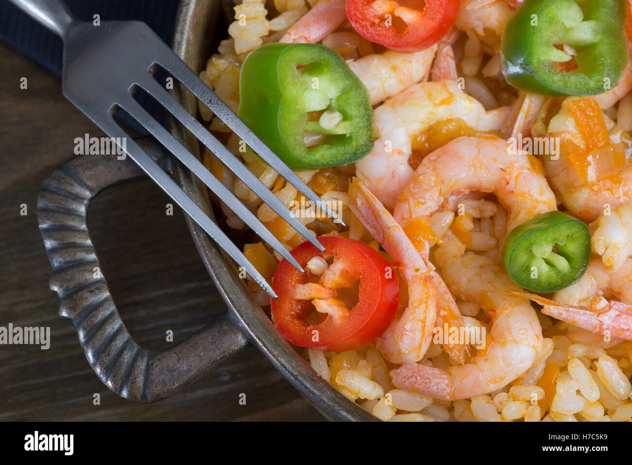 Thai-Küche. Gebratener Reis mit Garnelen und Gemüse - Khao Pad Goong Stockfoto