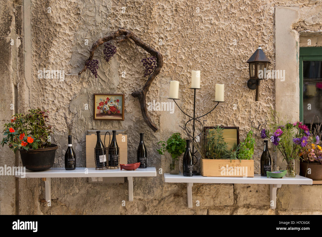 Mediterrane Stillleben - eine Sammlung von malerischen ländlichen Nippes an der Außenwand von einem Dorfrestaurant in das coa Stockfoto