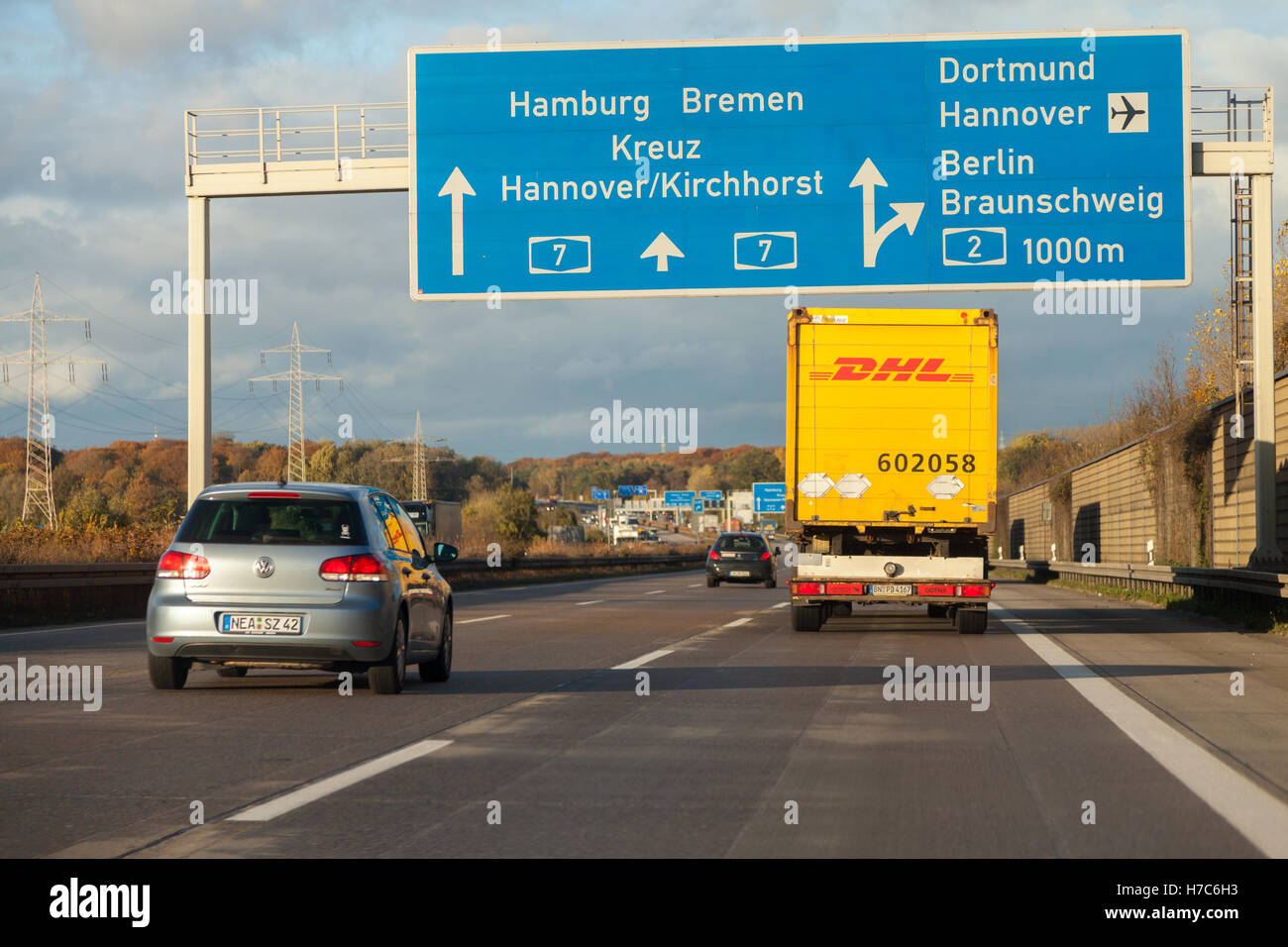 HANNOVER / Deutschland - 2. November 2016: internationale Paket-Service DHL LKW fährt auf deutschen Autobahn A 7 nahe Hannover / Germ Stockfoto
