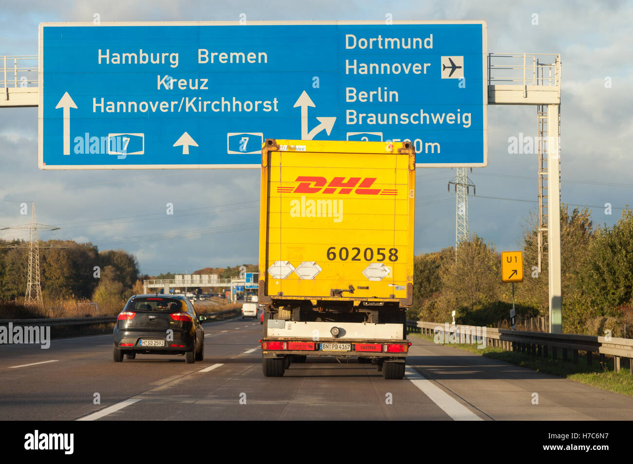 HANNOVER / Deutschland - 2. November 2016: internationale Paket-Service DHL LKW fährt auf deutschen Autobahn A 7 nahe Hannover / Germ Stockfoto