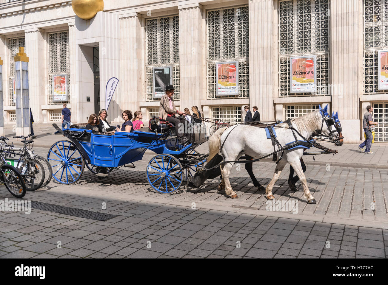 Touristen, die Reiten eine Pferdekutsche, Wien, Österreich Stockfoto