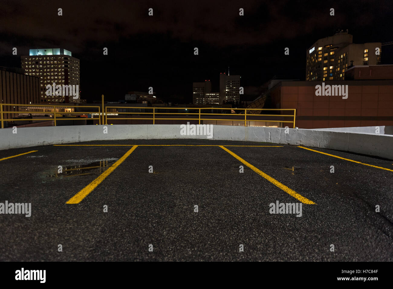 Parkgarage in der Nacht Stockfoto