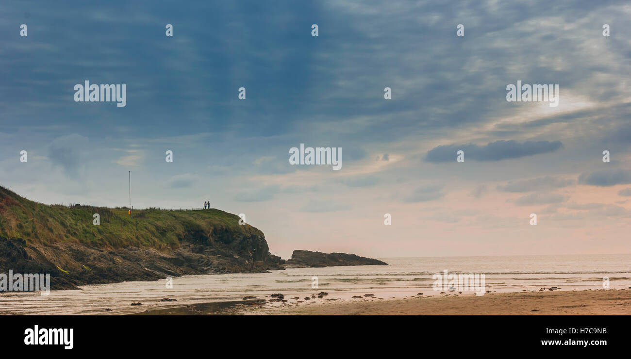 Zwei winzige Figuren stehen auf der Landzunge, Waage, zu einer großen Land Meer und Himmel Landschaft festzustellen. Clonakilty, Irland, 2016. Stockfoto