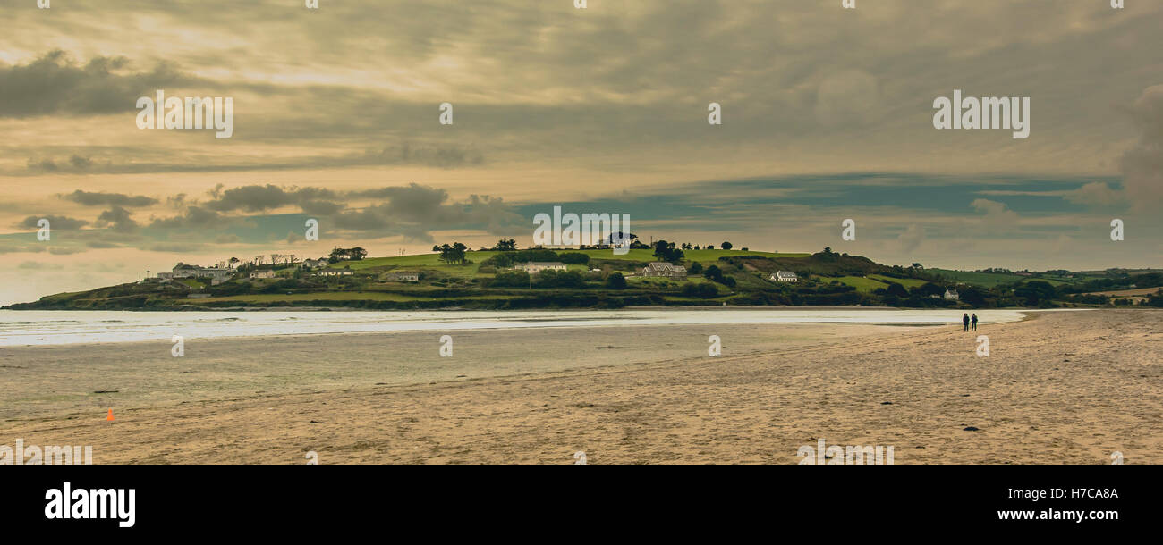 zwei Freunde, ein Spaziergang am Strand den Sonnenuntergang über der irischen Landschaft genießen Stockfoto