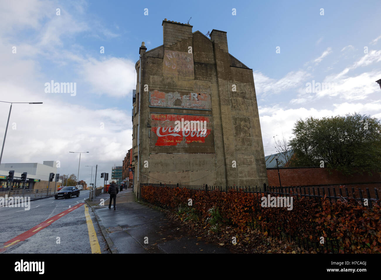 Alte Vintage-Werbeschilder auf der Seite des Mietshauses Koks Coca Cola Nachrichten der Welt und Bier Stockfoto