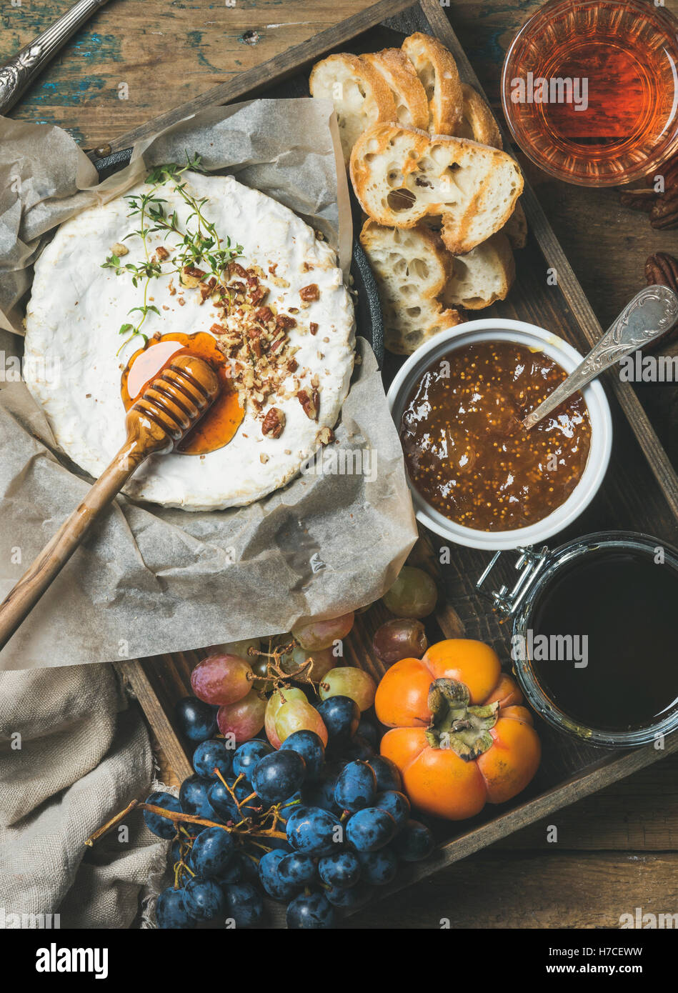 Käse, Obst und Wein festgelegt. Camembert in kleine Pfanne mit Nüssen ...