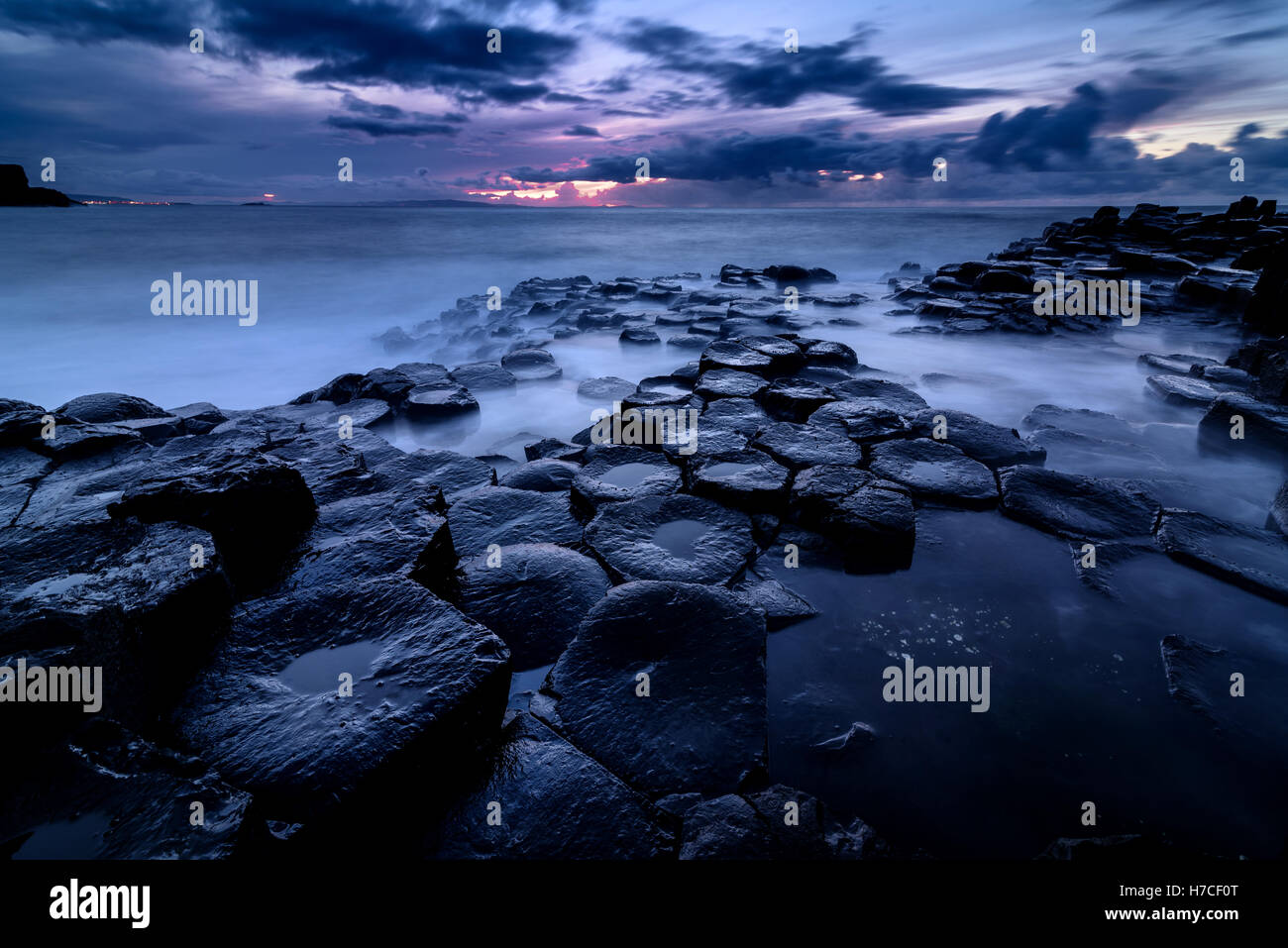 Giant es Causeway, Co. Antrim, Nordirland. Sonnenuntergang Stockfoto