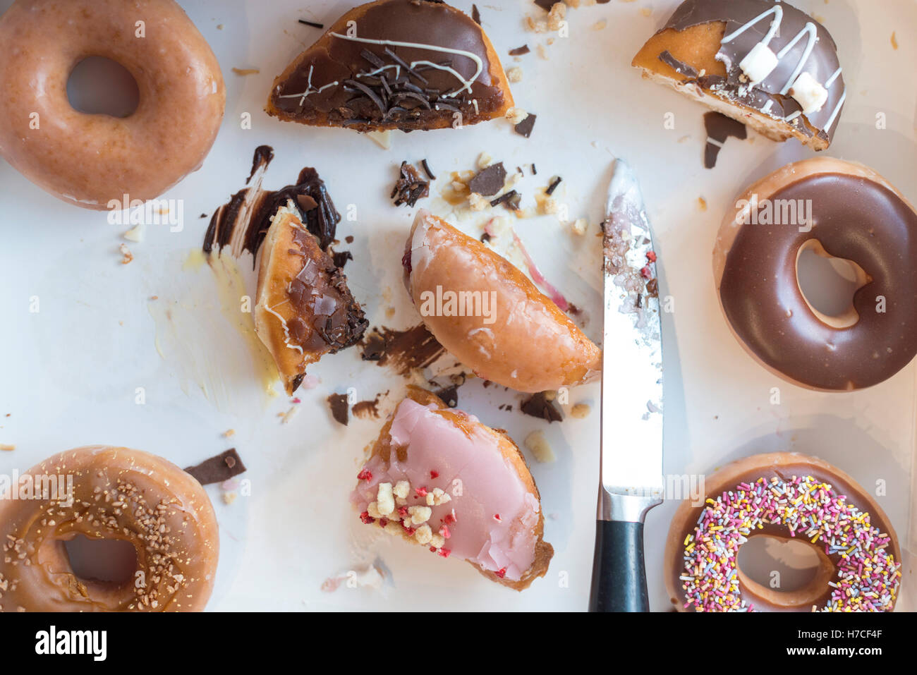 Eine Schachtel mit Hälfte gegessen Donuts. Stockfoto