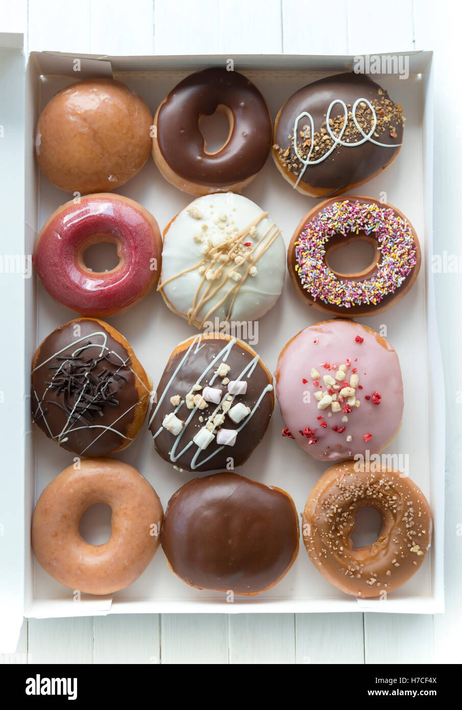 Eine Auswahl-Box von einem Dutzend Donuts. Stockfoto