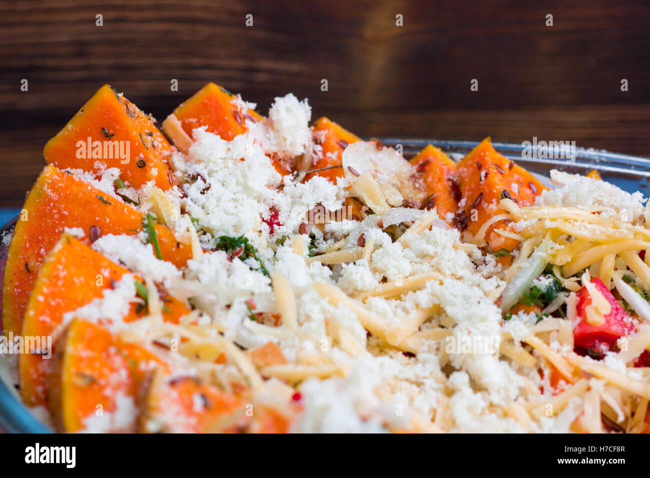 Vegetarischer Salat aus Orangen Kürbis, Gemüse, Kräuter und Käse Stockfoto