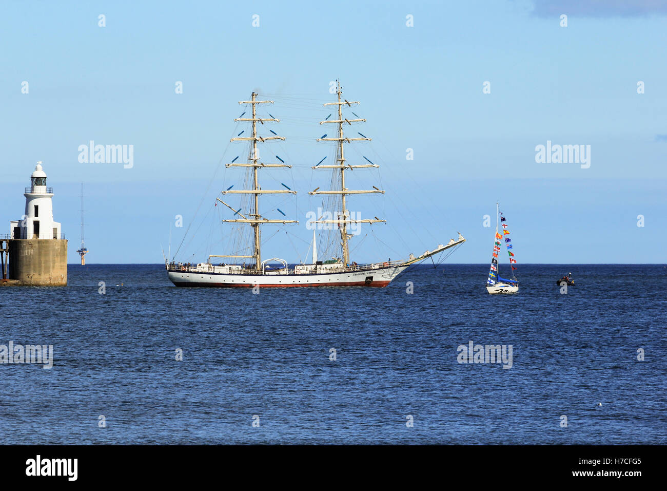 Großsegler Segeln aus Blyth Harbour in Northumberland, England auf dem Weg nach Göteborg, Schweden. Stockfoto