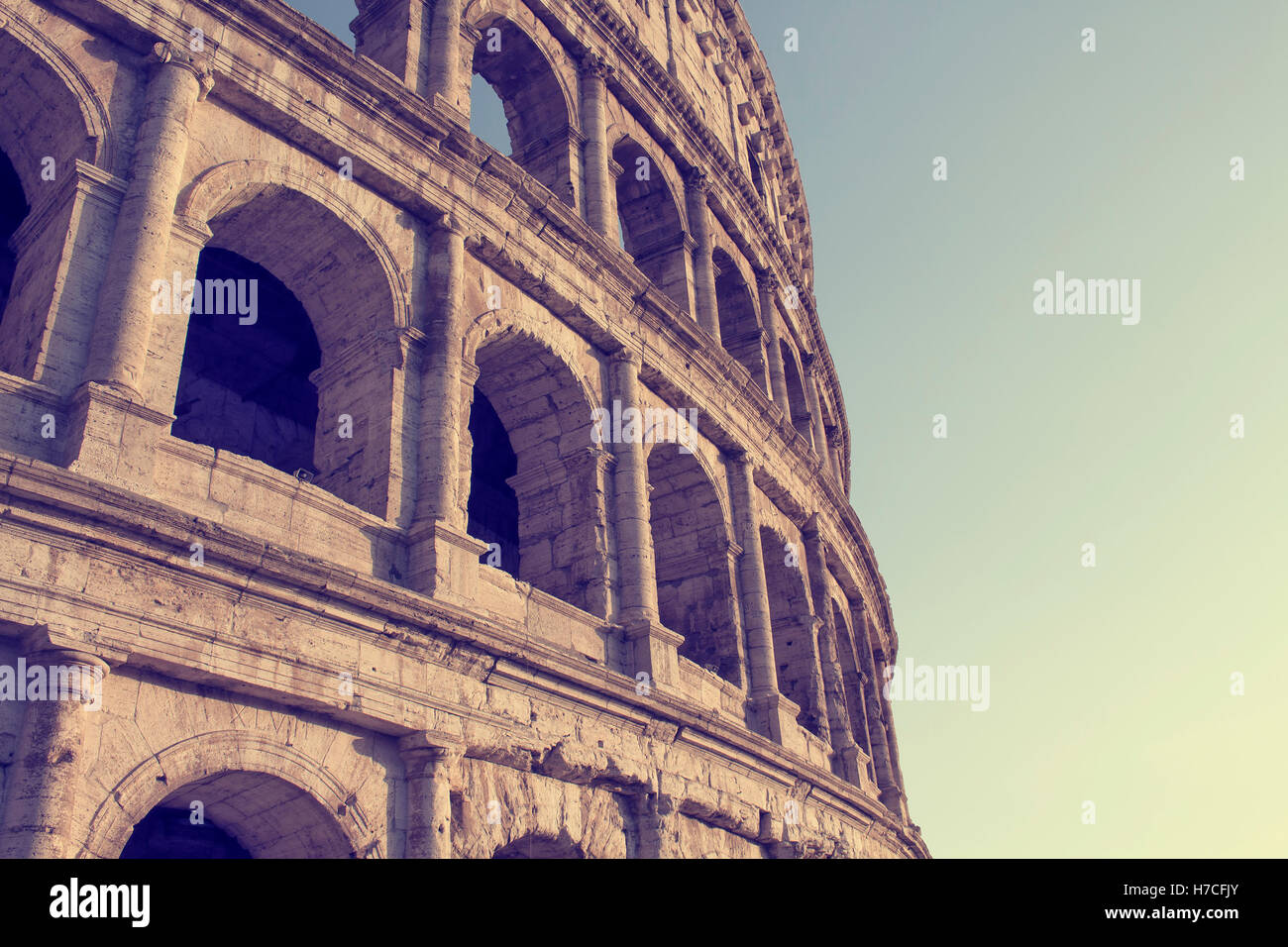 Ansicht des Kolosseums in Rom. Monumentale 3-stufige römische Amphitheater einst für Gladiatorenspiele. Getönten Bild mit Farbe effe Stockfoto