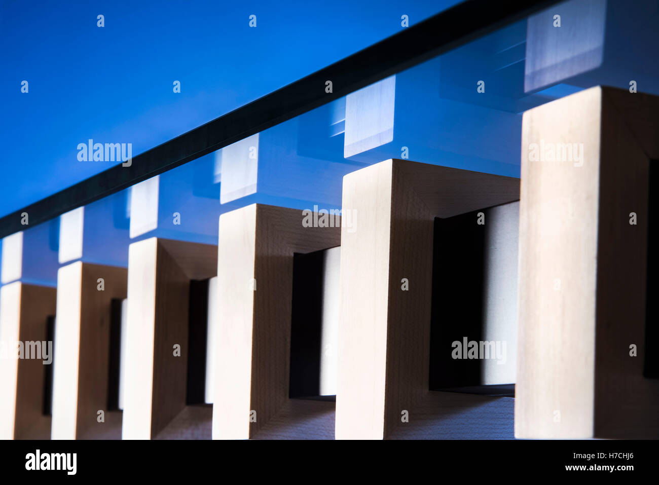 Moderner Couchtisch Office Furniture Design auf blauem Grund. Stockfoto