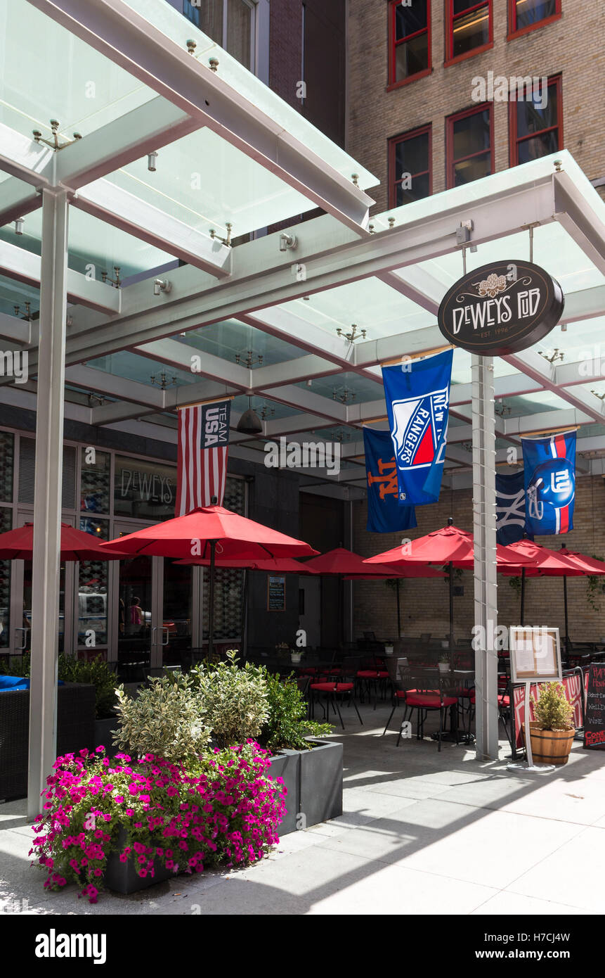 Deweys Pub Sportbar und Grill außen auf der 30th Street in New York, USA Stockfoto