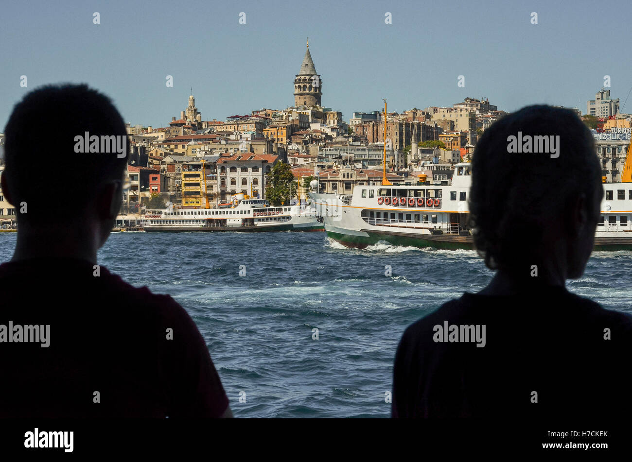 Teilansicht von Istanbul über das Goldene Horn.  Galata-Turm kann gesehen werden, dominiert die Skyline in der oberen Mitte des Bildes Stockfoto