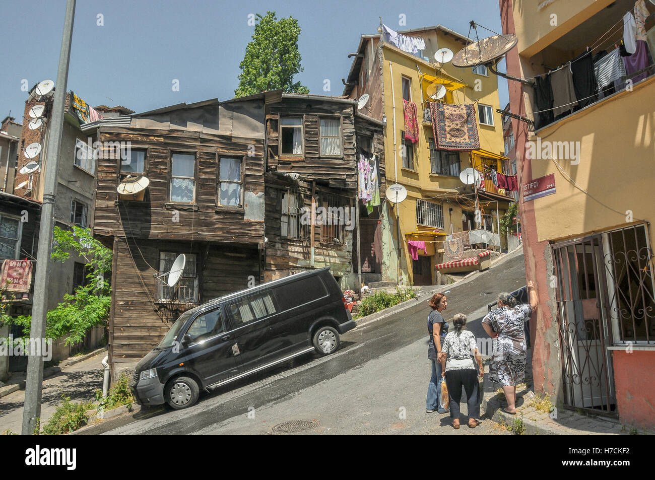 Ein altes Holzhaus auf einer steilen Straße in einem alten Wohnviertel in Istanbul Stockfoto