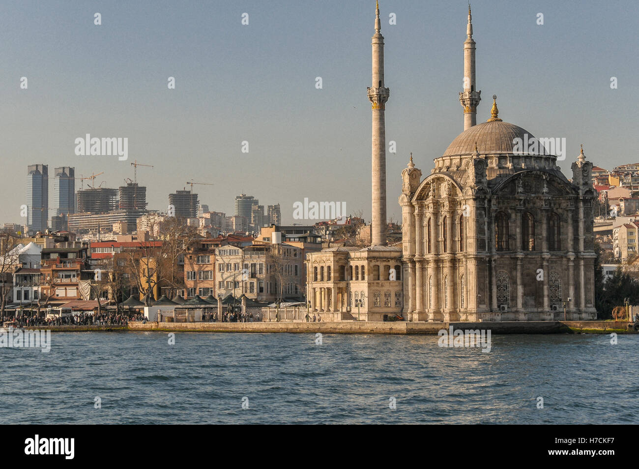 Die Ortaköy Moschee auf der europäischen Seite des Bosporus in Istanbul.  Neue Hochhäuser im Bau zu sehen ich Stockfoto