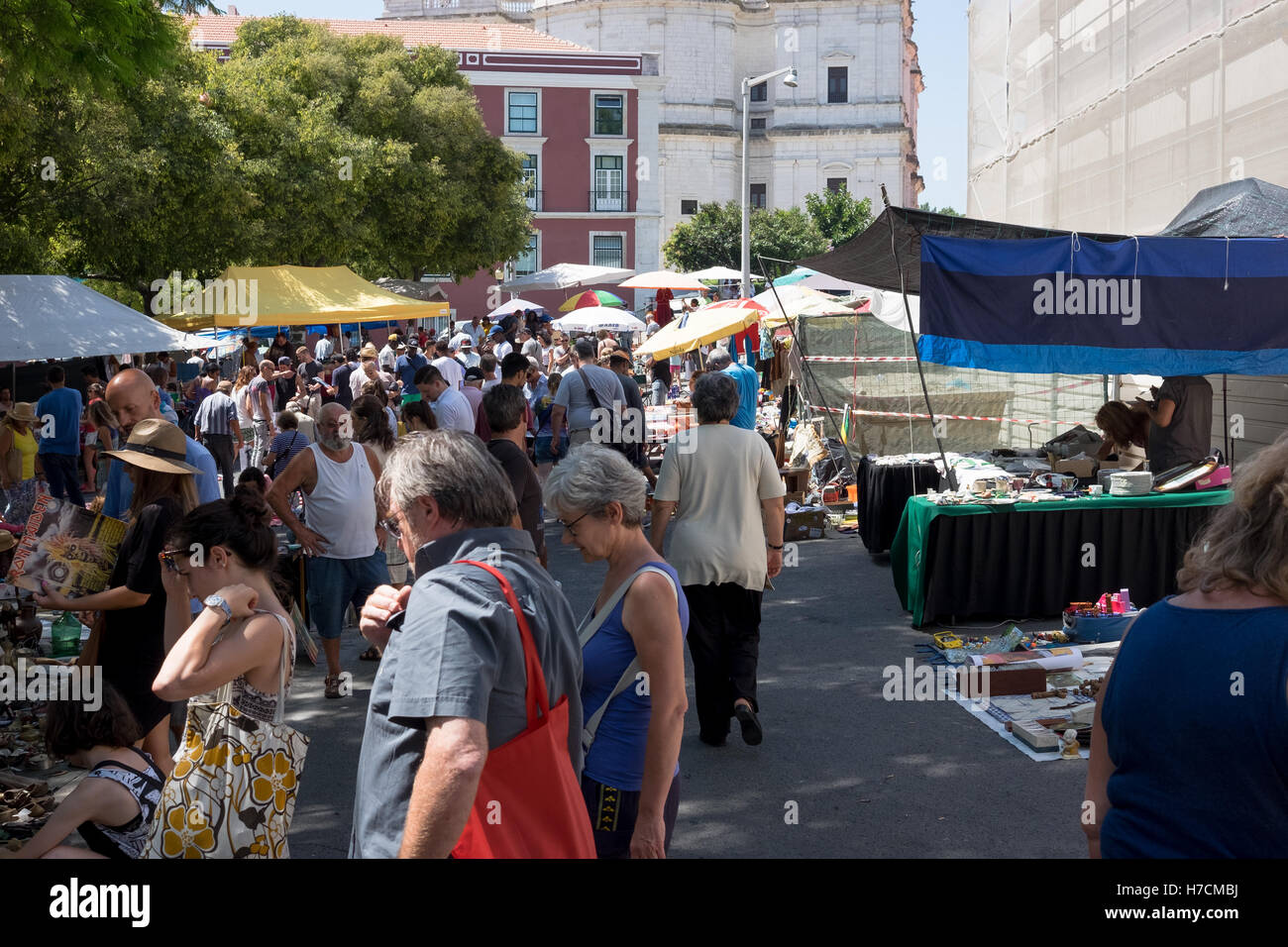 Menge am Flohmarkt in Lissabon. Menschen zu Fuß und kaufen Dinge am Tag Markt. Stockfoto