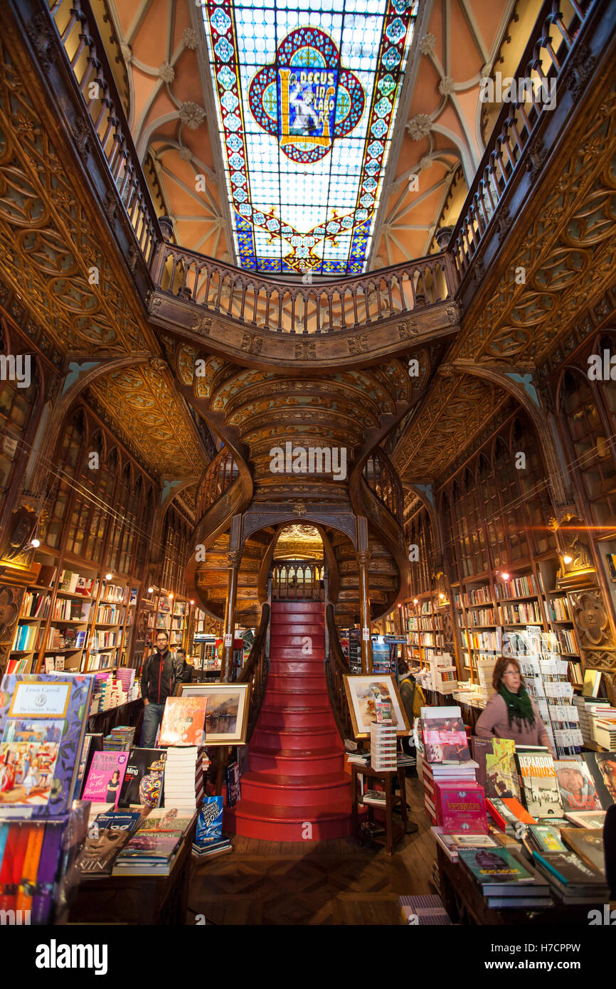 Livraria Lello, aka Livraria Lello & Irmão aka Livraria Chardron Buchhandlung von J.k K. Rowling berühmt gemacht. Porto, Portugal Stockfoto