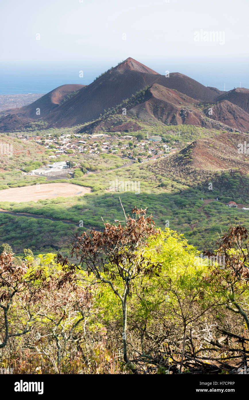 Ascension Island View von Green Mountain mit vulkanischen Topographie und zwei Boote Dorf & Georgetown in der Ferne Stockfoto