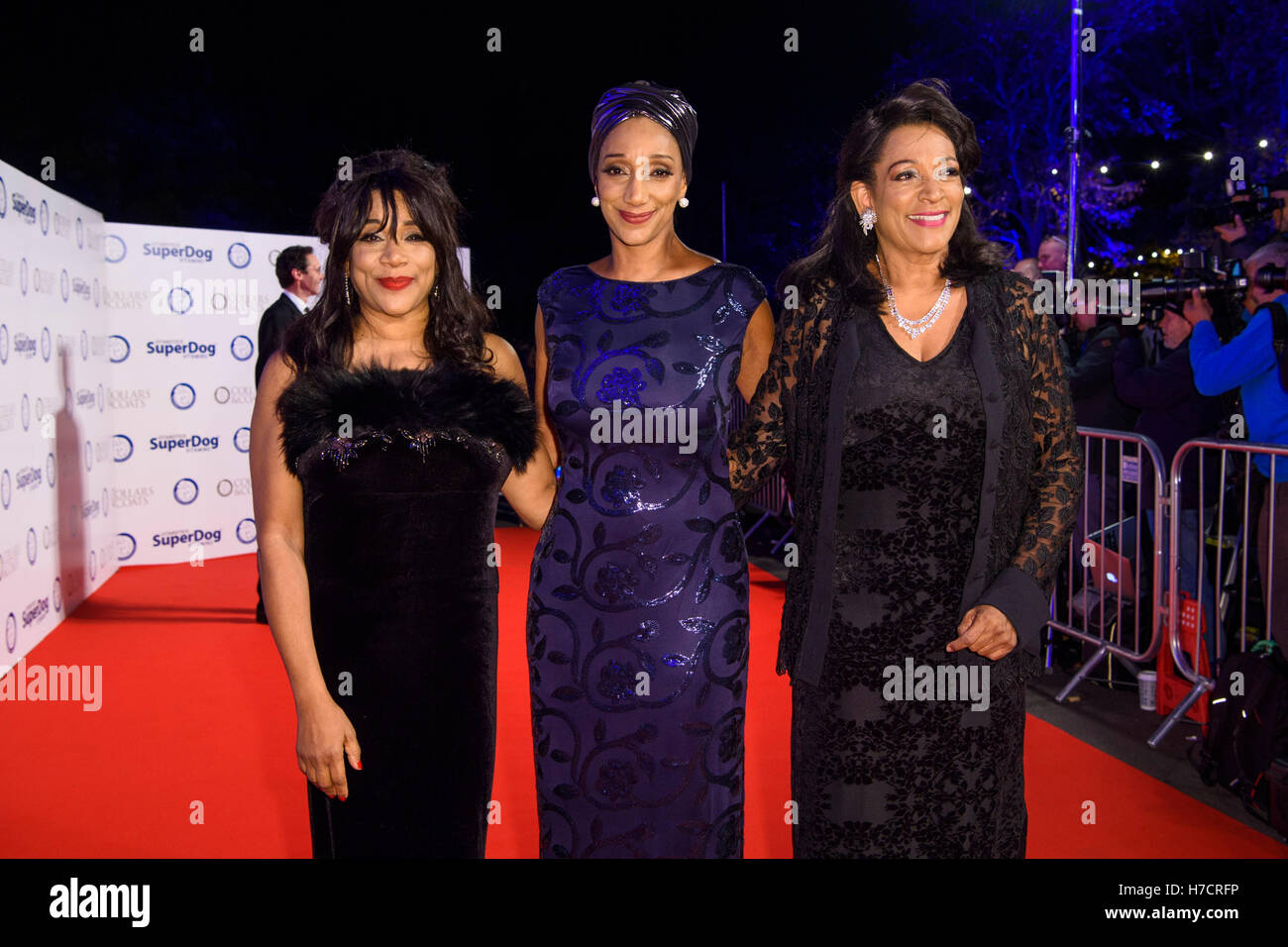 Sister Sledge (from nach rechts) Kim Sledge, Debbie Sledge und Joni Sledge besucht die Halsbänder & Mäntel Gala-Ball, fundraising für Battersea Hunde und Katzen zu Hause, Battersea Evolution in London. Stockfoto