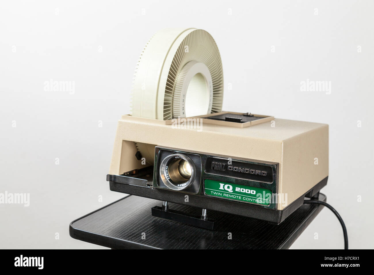 Dixons eigene Marke Prinz Concord IQ 2000 Twin Fernbedienung 35mm Dia-Projektor mit rotary Magazin aus den 1970er Jahren auf einem Ständer Stockfoto