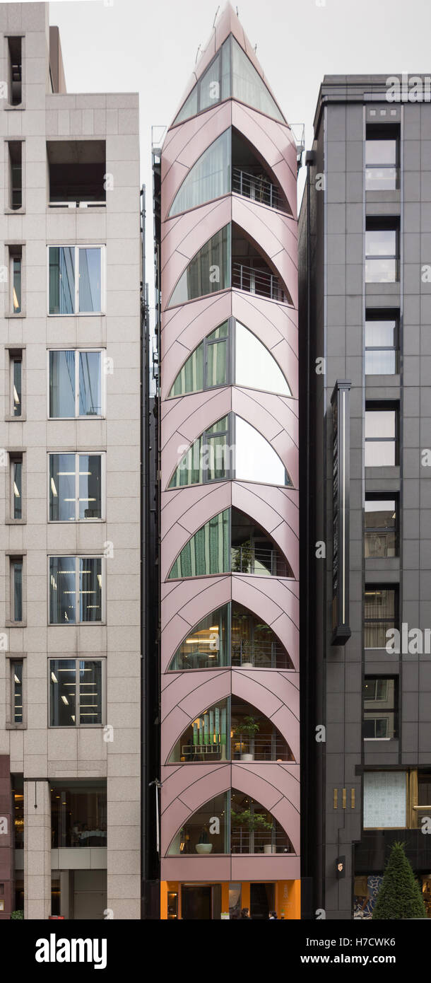 Schlanke Shop Tower in Tokio. Stockfoto