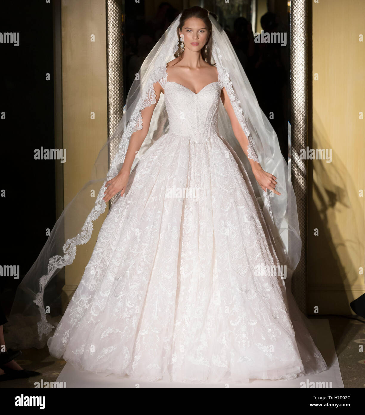 NEW YORK, NY - 6. Oktober 2016: Ein Modell geht die Start-und Landebahn während Oleg Cassini Bridal Herbst/Winter 2017 Runway Show Stockfoto