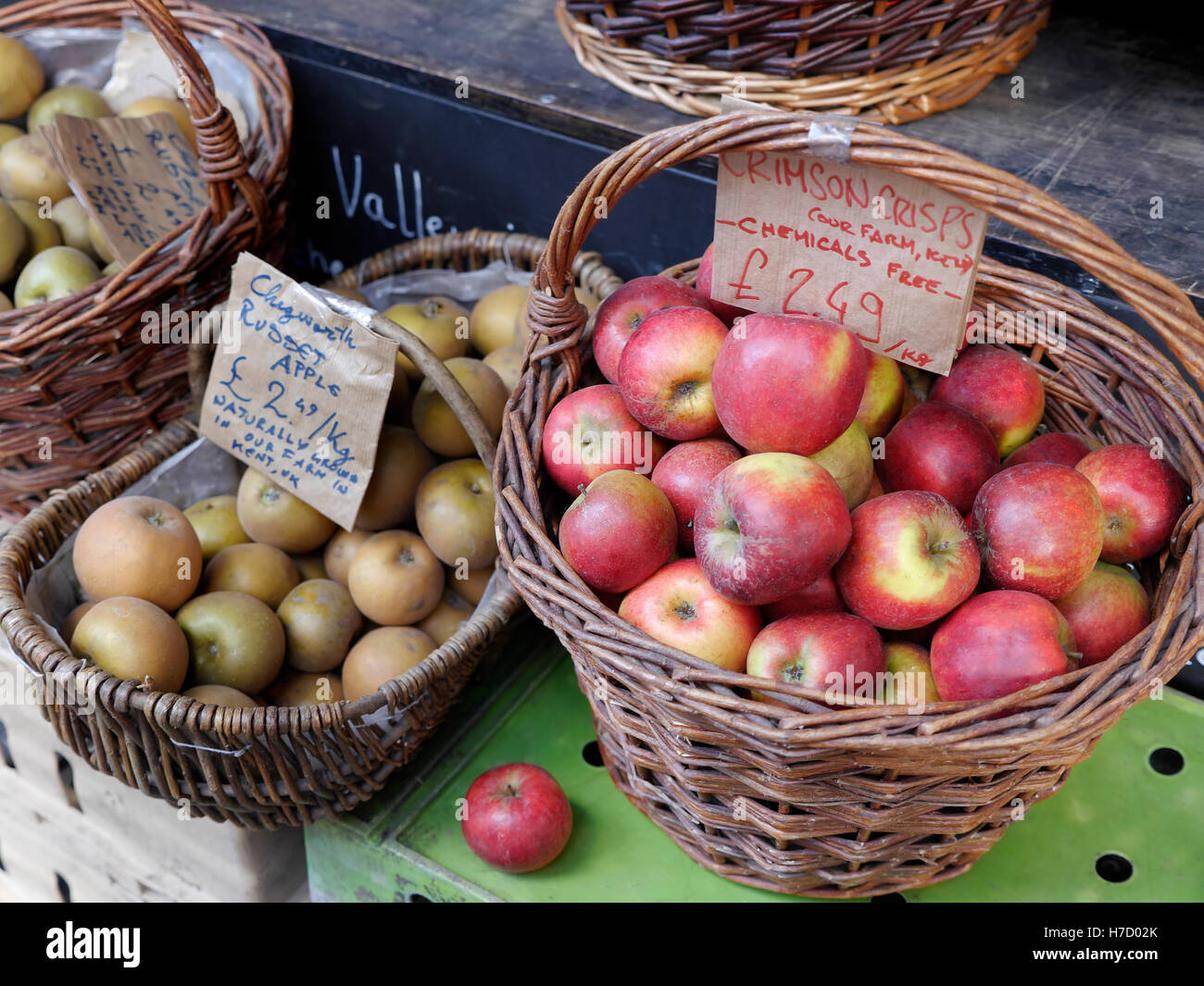 Farm Bio-Äpfel in Korbkörben auf dem Display zum Verkauf Am Borough Market mit einfachen 'chemikalienfreien' Etiketten Southwark London VEREINIGTES KÖNIGREICH Stockfoto