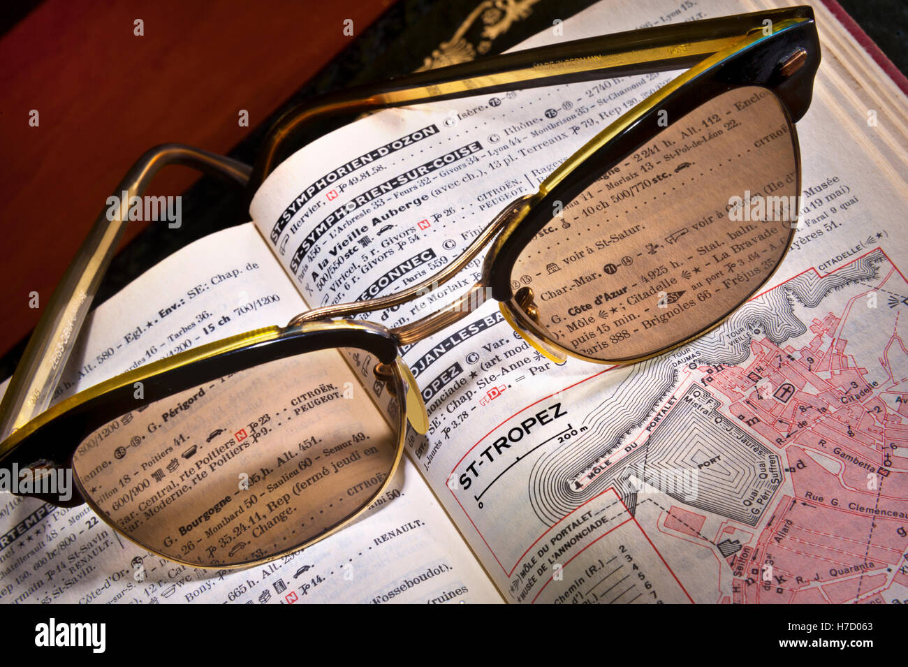Die SAINT TROPEZ 1950 Vintage Retro Zeiss Sonnenbrille auf 1950s-60s Französisch Michelin Reiseführer Buch auf St-Tropez Seite Cote d'Azur Frankreich Stockfoto
