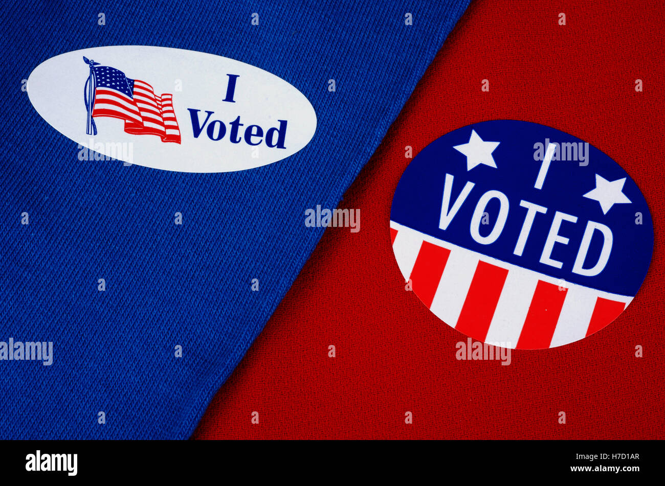 Wähler-Aufkleber "gestimmt" auf rot oder blau Stockfoto