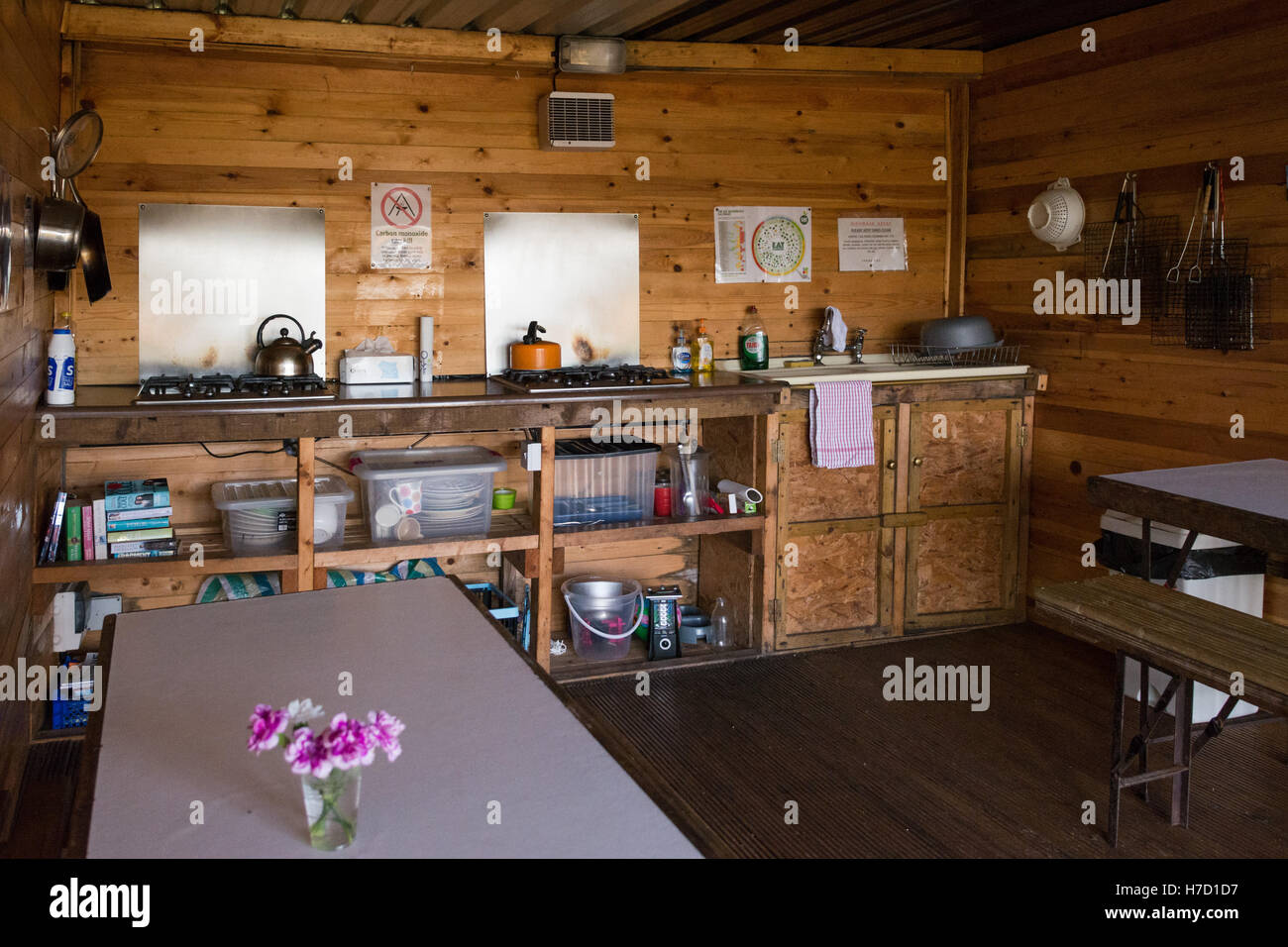 Campingplatz indoor Abwasch Einrichtungen - eine gut ausgestattete Küche für Camper auf Solway View Ferien Campingplatz, Borgue, Schottland Stockfoto