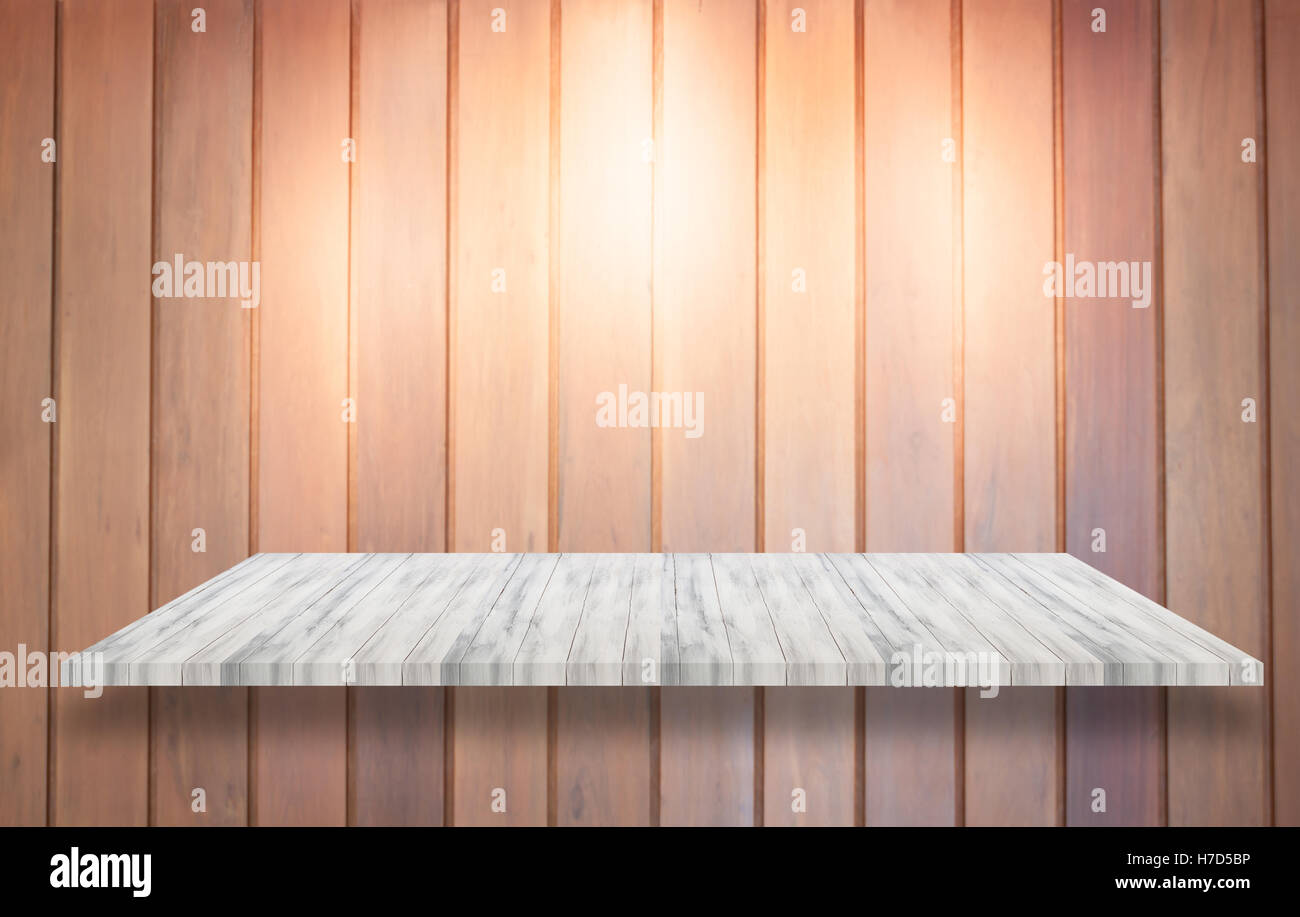 Spitze des weißen Holzregal mit spot-Licht auf Holzwand Hintergrund, Fotoarchiv Stockfoto