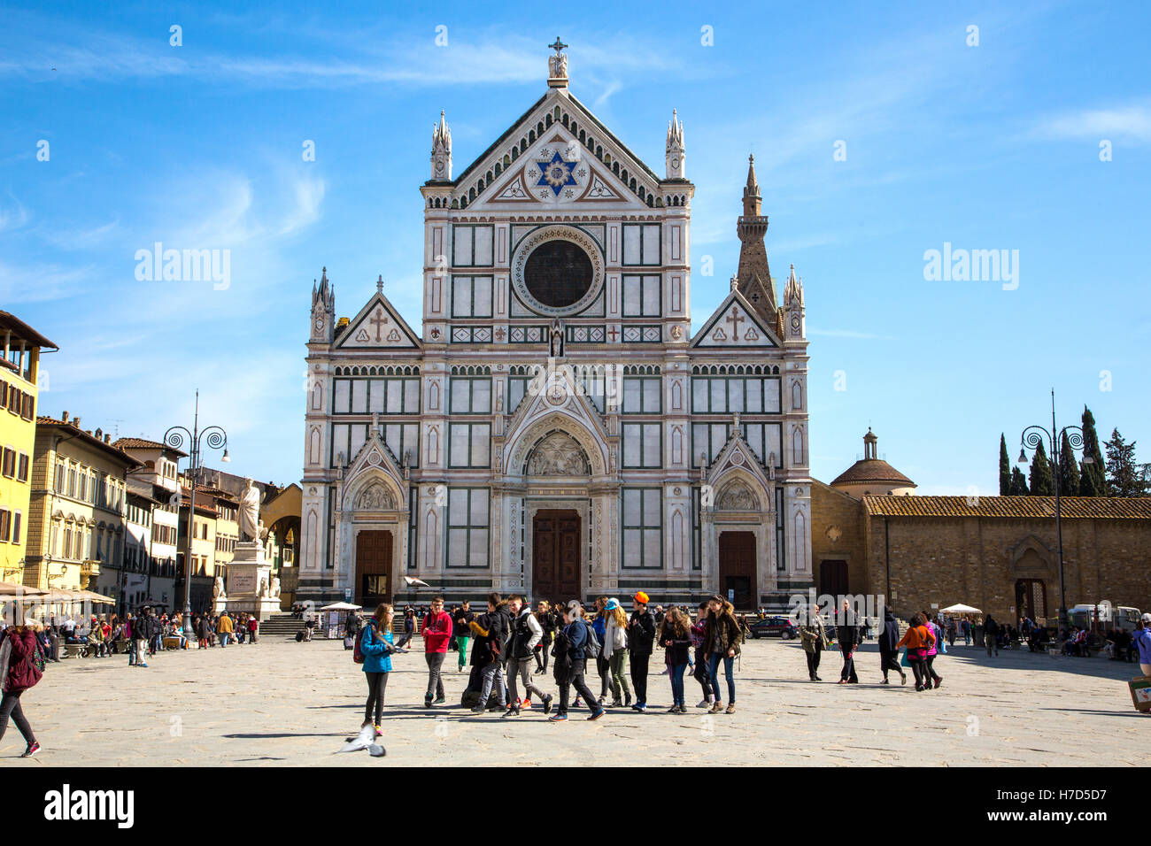 Piazza di Santa Croce mit seiner Basilika ist ein beliebtes historisches Ausflugsziel für Touristen nach Florenz in Italien Stockfoto